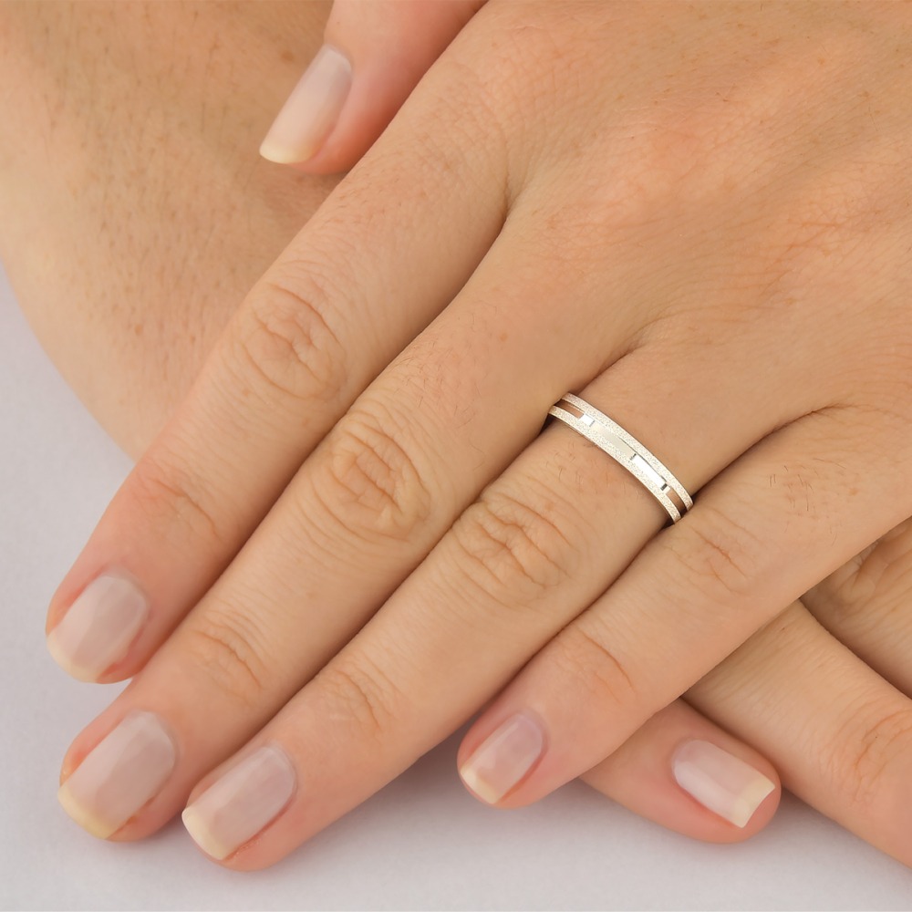 Produto Aliança de Compromisso em Prata 925 Com Laterais Diamantadas