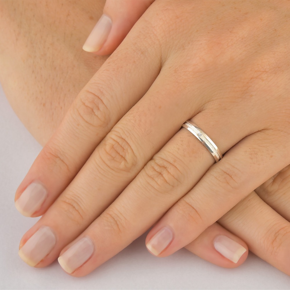 Produto Aliança de Prata 925 Diamantado no meio 3mm com Zircônia