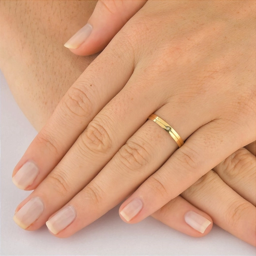 Produto Aliança de Ouro com Friso ao meio e Diamante 1 ponto