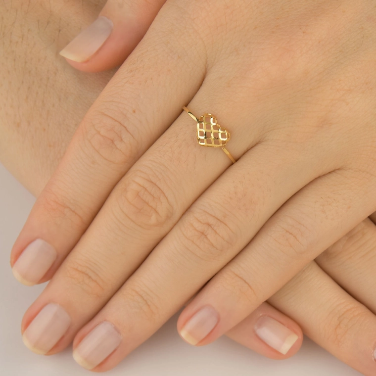 Produto Anel de Ouro 18k Coração Vazado e Detalhado