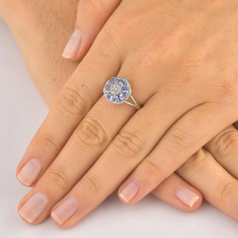 Produto Anel de Ouro Branco 18K com Tanzanitas Naturais 0,96 ct e Diamantes 0,39 ct | Aqua Joias