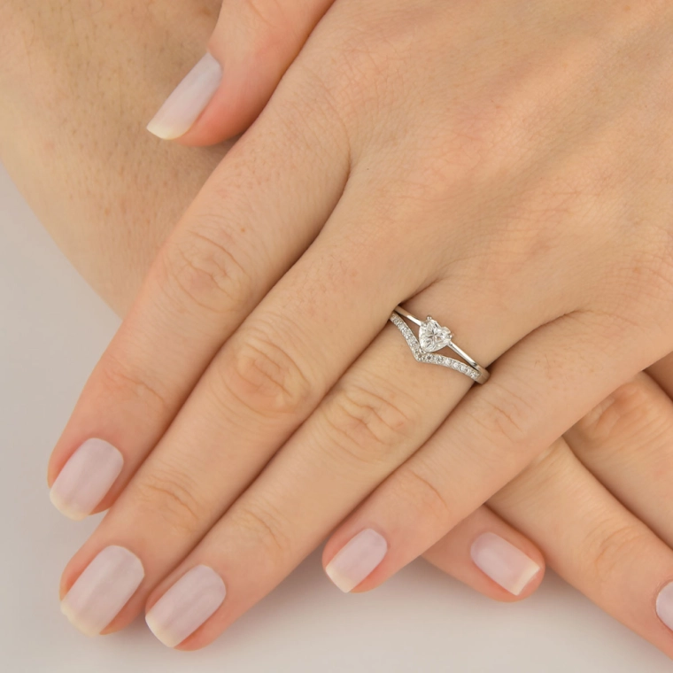 Anel Moissanite de Prata 925 Coração Cravejado Produto Anel Moissanite de Prata 925 Coração Cravejado