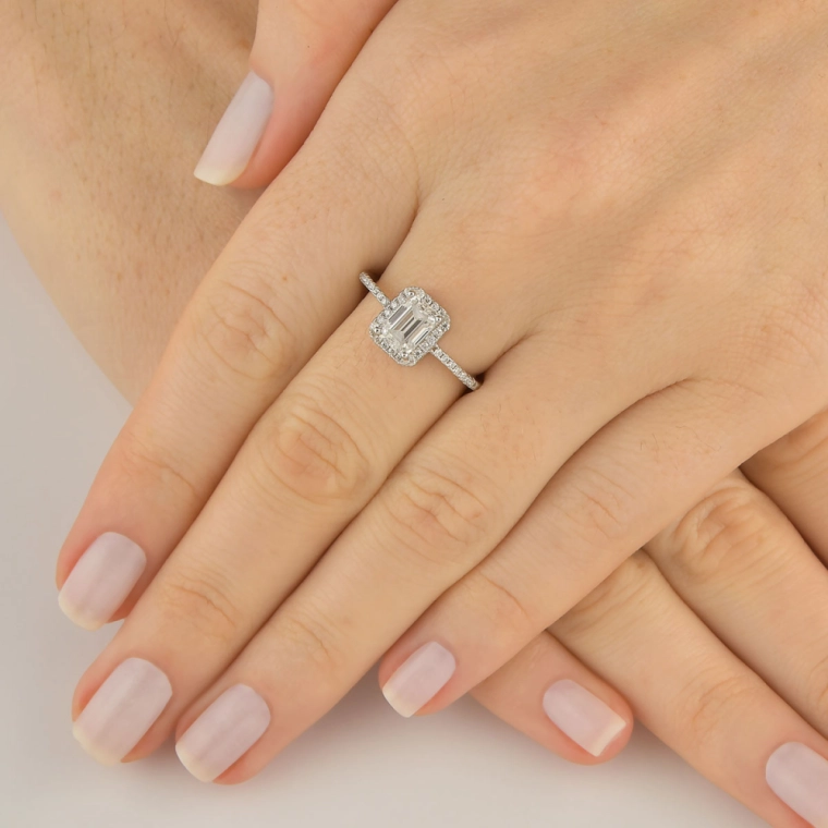 Produto Anel Moissanite de Prata 925 Lapidação Retangular Cravejada