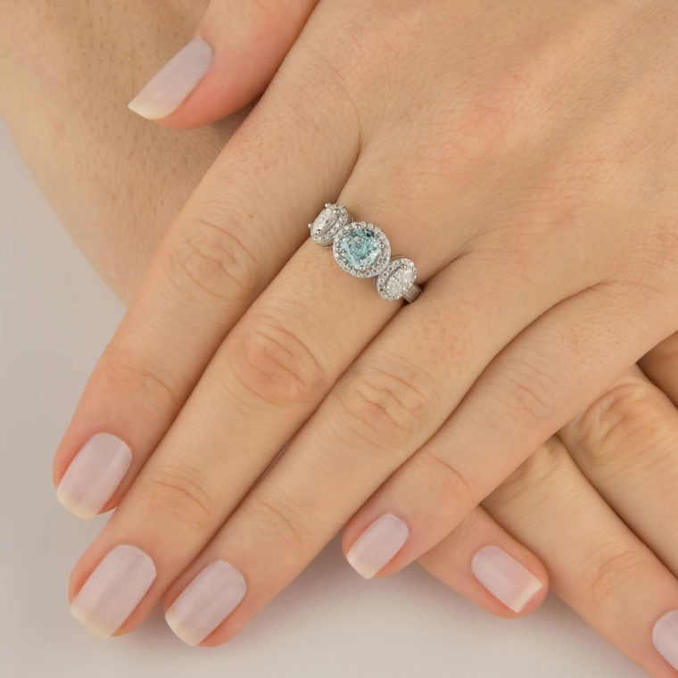 Anel Moissanite de Prata 925 Ponto de Luz Cravejado Azul Claro Produto Anel Moissanite de Prata 925 Ponto de Luz Cravejado Azul Claro