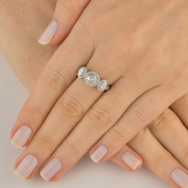 Anel Moissanite de Prata 925 Ponto de Luz Cravejado Cristal Produto Anel Moissanite de Prata 925 Ponto de Luz Cravejado Cristal