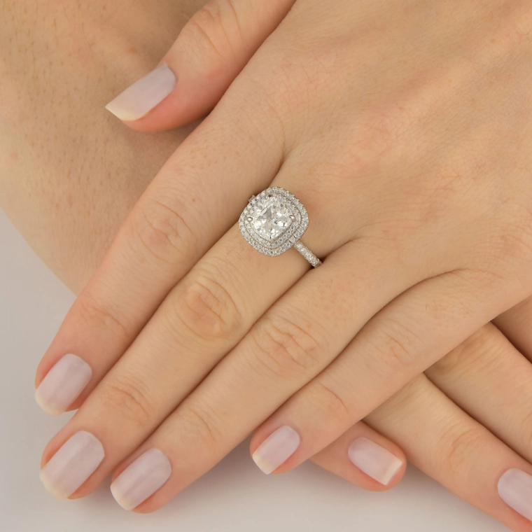 Anel Moissanite de Prata 925 Solitário Quadrado Cravejado Cristal Produto Anel Moissanite de Prata 925 Solitário Quadrado Cravejado Cristal