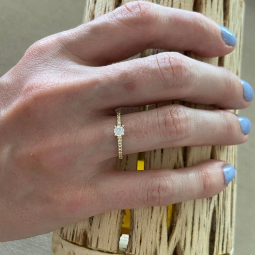 Anel Solitário com zircônias cravejadas Ouro 18k Produto Anel Solitário com zircônias cravejadas Ouro 18k