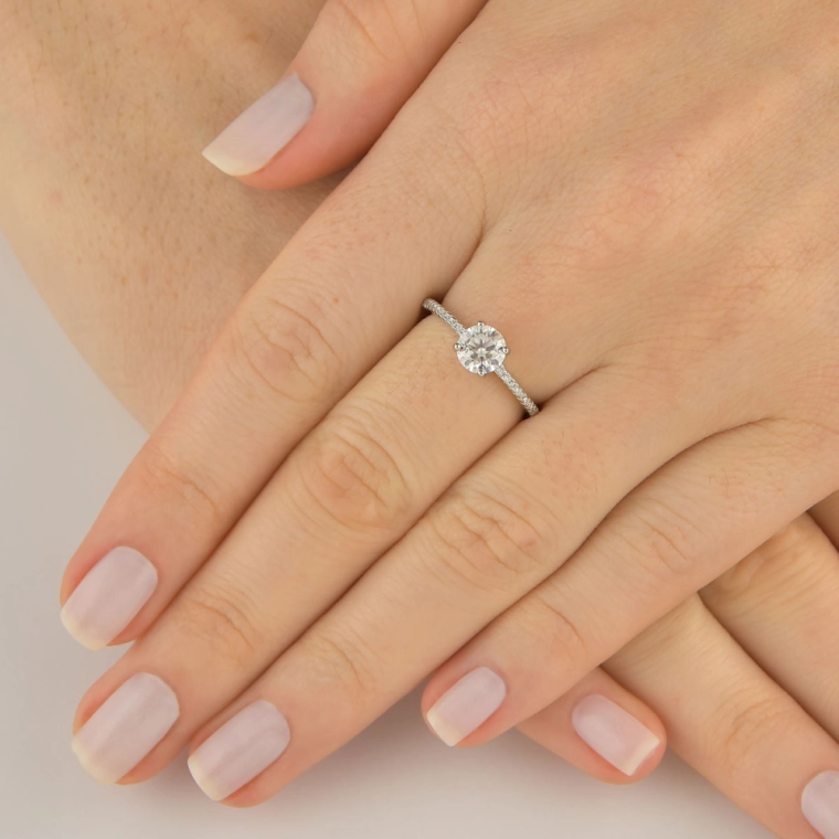 Anel Solitário com Moissanite Cravejado em Prata 925 Certificado GRA e 0,9ct Produto Anel Solitário com Moissanite Cravejado em Prata 925 Certificado GRA e 0,9ct