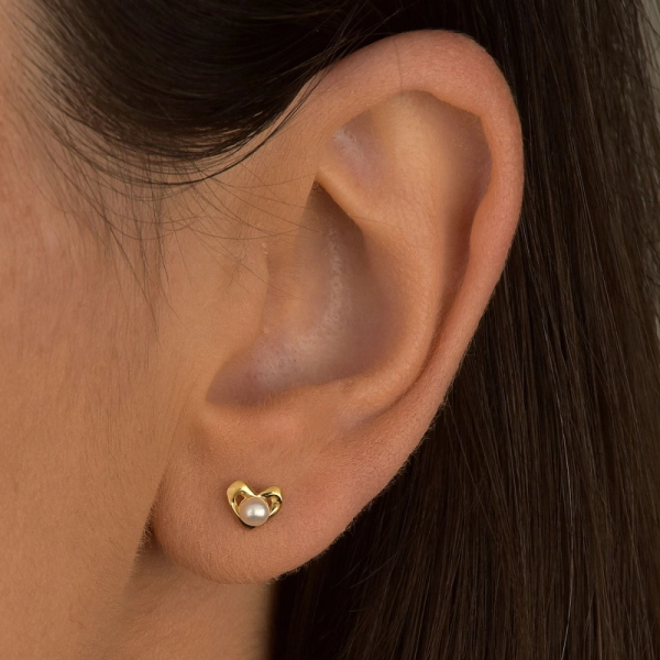 Brinco de Ouro 18k Coração Vazado com Pérola Produto Brinco de Ouro 18k Coração Vazado com Pérola
