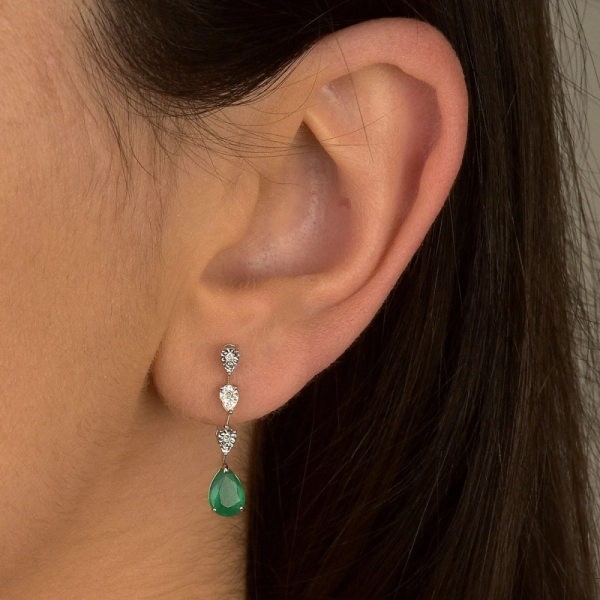 Brinco de Ouro Branco Gota em Esmeralda e Diamantes Produto Brinco de Ouro Branco Gota em Esmeralda e Diamantes