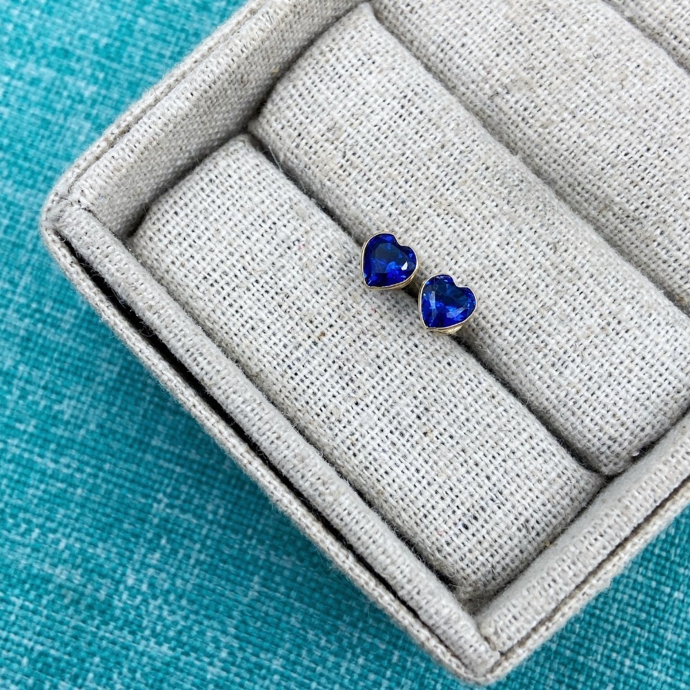 Produto Brinco Feminino de Ouro 18k Coração 5mm - Zircônia Azul Marinho