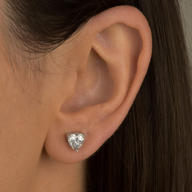 Brinco Moissanite com Certificado GRA de Coração 6mm em Prata 925 Produto Brinco Moissanite com Certificado GRA de Coração 6mm em Prata 925