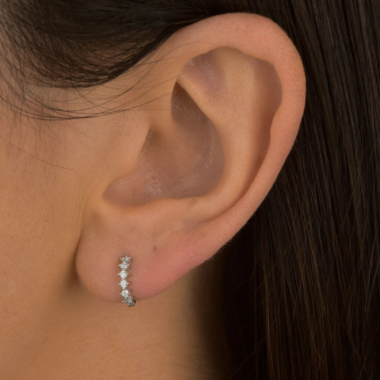 Brinco Moissanite de Prata 925 Argola Cravejada Produto Brinco Moissanite de Prata 925 Argola Cravejada