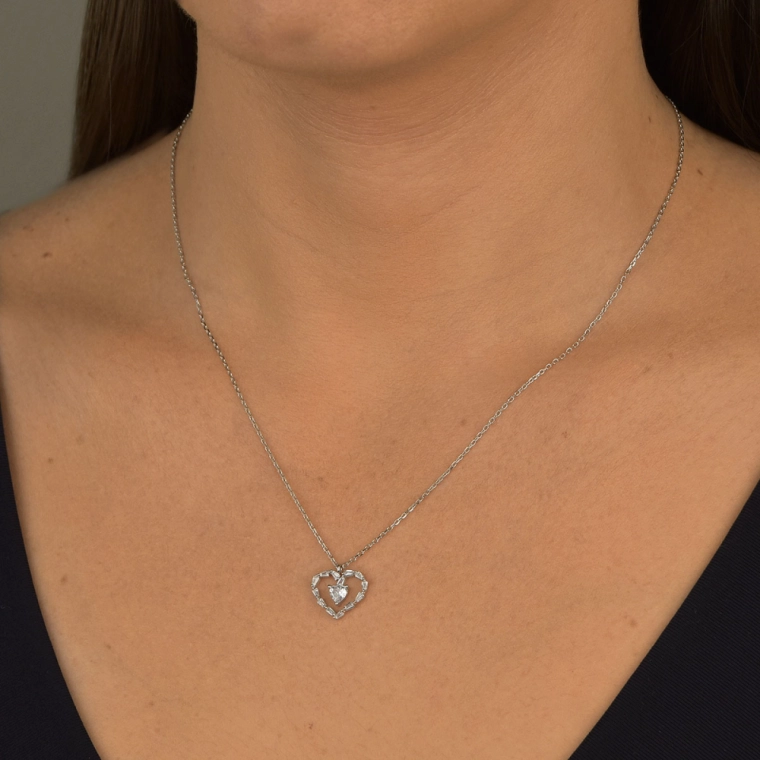 Colar Feminino de Prata 925 Coração Vazado e com Zircônias Produto Colar Feminino de Prata 925 Coração Vazado e com Zircônias
