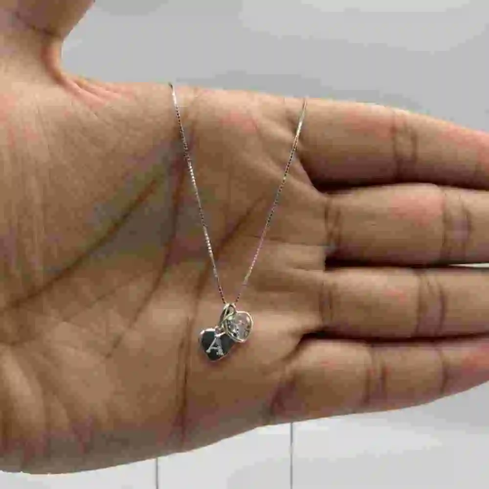 Colar Feminino de Prata 925 Ponto de Luz Coração com Pingente Letra Produto Colar Feminino de Prata 925 Ponto de Luz Coração com Pingente Letra