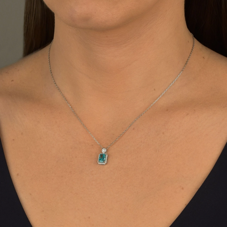 Colar Moissanite de Prata 925 Ponto de Luz e Lapidação Retangular Produto Colar Moissanite de Prata 925 Ponto de Luz e Lapidação Retangular