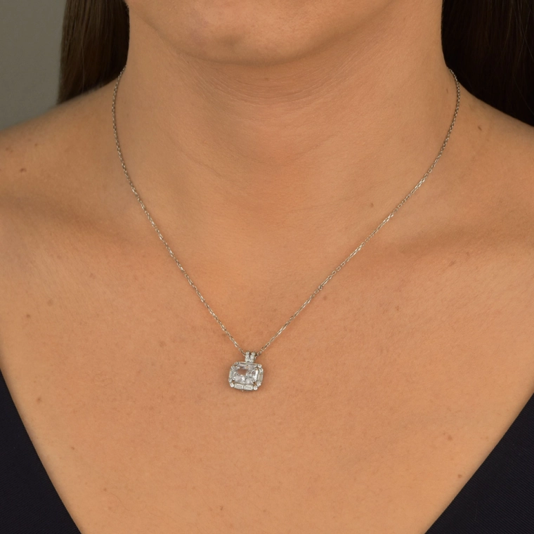 Colar Moissanite de Prata 925 Retangular e Cravejado Produto Colar Moissanite de Prata 925 Retangular e Cravejado