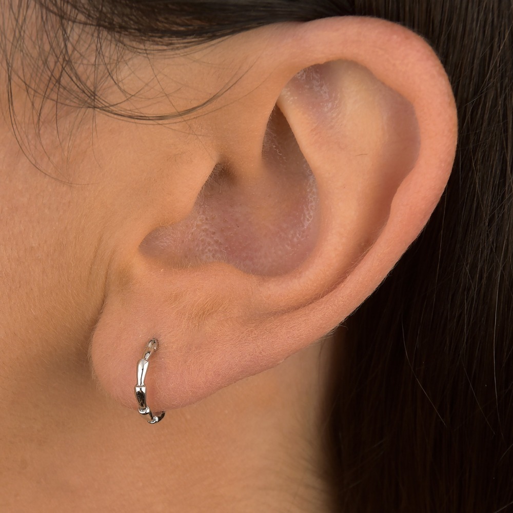 Produto Piercing de Ouro Branco 18k Redondo Detalhado